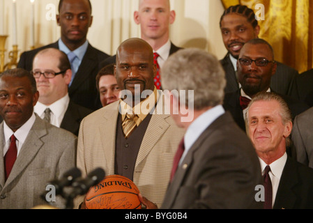 Shaquille O'Neal et le Heat de Miami avec George W. Bush à la Maison Blanche après leur championnat gagner Washington DC, USA - Banque D'Images