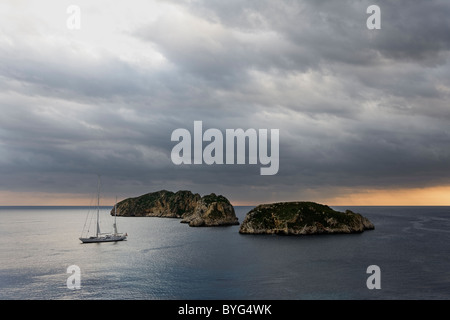 Bateau à voile près des îles en mer Banque D'Images