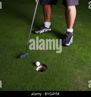 Male golfer sur putting green Banque D'Images