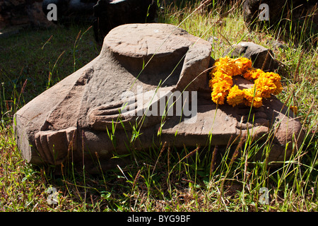 Broken statues de Bouddha en Thaïlande Lop Buri Banque D'Images