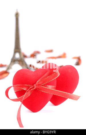 Coeurs rouges avec Eiffel de côté sur fond blanc Banque D'Images