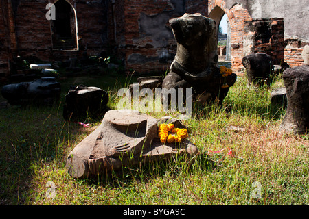 Broken statues de Bouddha en Thaïlande Lop Buri Banque D'Images