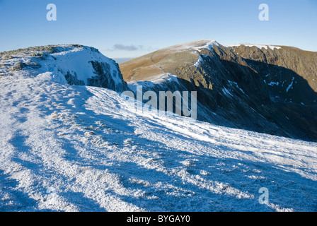 L'hiver sur la crête en direction de Nethermost Helvellyn Pike, Lake District, Cumbria Banque D'Images