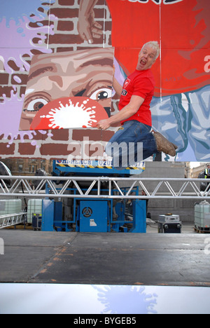 Mark Speight dans un photocall de la bande dessinée, le M³ller Releif 'Big Art Project' La présentatrice TV dévoile la mosaïque géante de peinture Banque D'Images