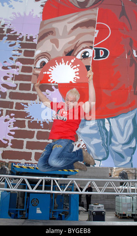 Mark Speight dans un photocall de la bande dessinée, le M³ller Releif 'Big Art Project' La présentatrice TV dévoile la mosaïque géante de peinture Banque D'Images