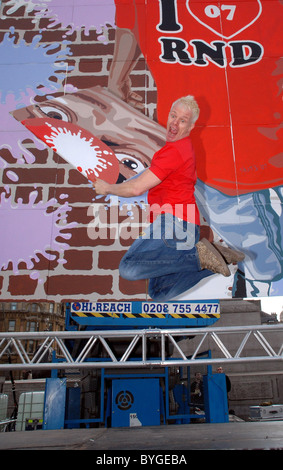 Mark Speight dans un photocall de la bande dessinée, le M³ller Releif 'Big Art Project' La présentatrice TV dévoile la mosaïque géante de peinture Banque D'Images