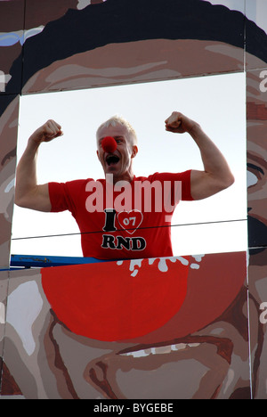 Mark Speight dans un photocall de la bande dessinée, le M³ller Releif 'Big Art Project' La présentatrice TV dévoile la mosaïque géante de peinture Banque D'Images