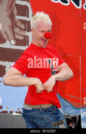 Mark Speight dans un photocall de la bande dessinée, le M³ller Releif 'Big Art Project' La présentatrice TV dévoile la mosaïque géante de peinture Banque D'Images