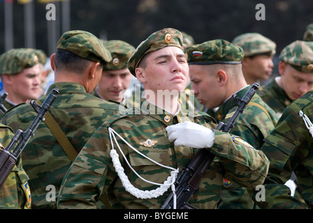 ULAN-UDE, RUSSIE - Mai 9 : jeunes soldats russes se préparent pour le défilé annuel de la Journée de la Victoire, mai, 9, 2009 en Ulan-Ude Banque D'Images