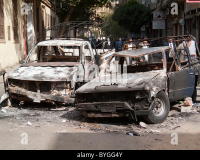 Voitures brûlées près de la place Tahrir, au Caire, Égypte, à la suite des manifestations anti-gouvernementales Banque D'Images