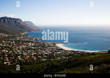 Vue de la ville au bord de l'eau avec des montagnes en arrière-plan Banque D'Images