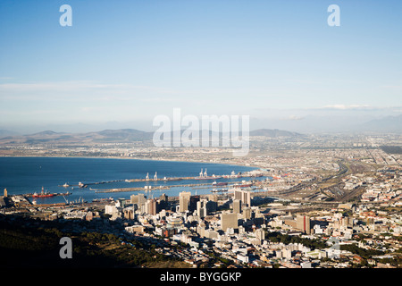 Vue de la ville au bord de l'eau Banque D'Images