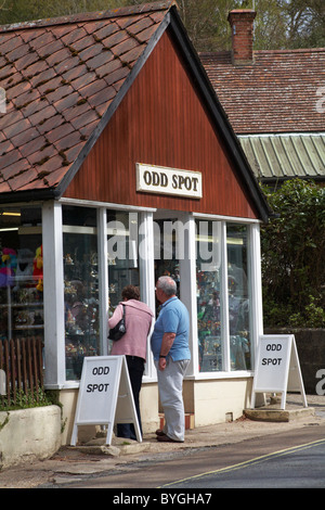 Couple d'âge mûr regardant dans le magasin de curiosité ODD Spot à Burley, New Forest, Hampshire Royaume-Uni en avril Banque D'Images