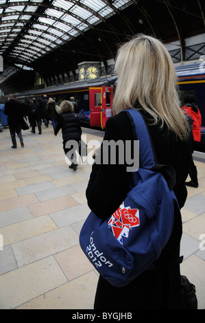 Visiteur de Londres arrivant portant un sac à dos olympique de Londres 2012 Banque D'Images