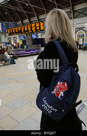 Visiteur de Londres arrivant portant un sac à dos olympique de Londres 2012 Banque D'Images