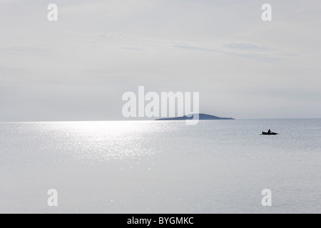 Vue sur mer avec voile à distance Banque D'Images