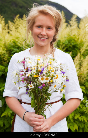 Portrait of teenage girl avec bouquet de fleurs Banque D'Images