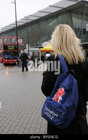 Visiteur de Londres arrivant portant un sac à dos olympique de Londres 2012 à Stratford Station de bus à East London England UK Banque D'Images