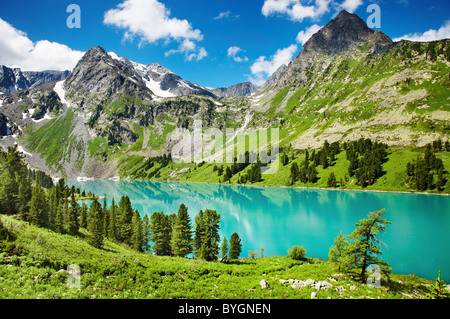 Beau lac turquoise en montagnes de l'Altaï Banque D'Images