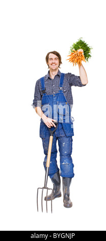 Studio shot of farmer holding carrots Banque D'Images