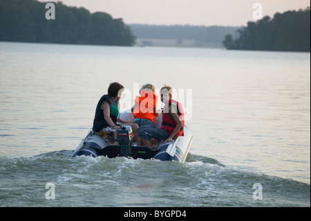 Père avec ses fils sur le bateau Banque D'Images