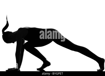 Belle grande femme de race blanche ballerine s'étendant sur toute la longueur de la période de préchauffage sur studio isolé sur fond blanc Banque D'Images