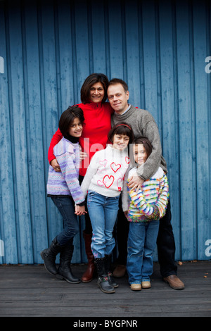 Portrait de famille avec trois enfants Banque D'Images