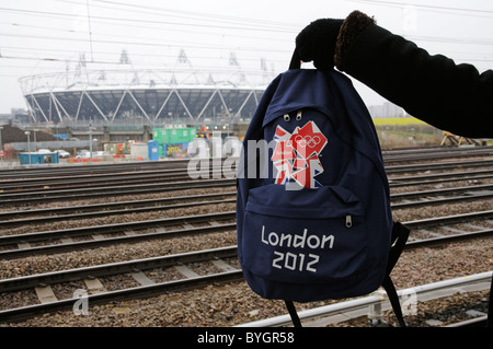 Sac à dos avec les marchandises Jeux Olympiques Londres 2012 logo olympique et le stade de l'athlétisme en toile de fond Banque D'Images