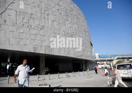 La vue extérieure de la bibliothèque d'Alexandrie en Égypte. Banque D'Images