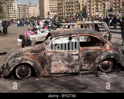 Voitures brûlées à la place Tahrir, Le Caire, Égypte, à la suite des manifestations anti-gouvernementales Banque D'Images