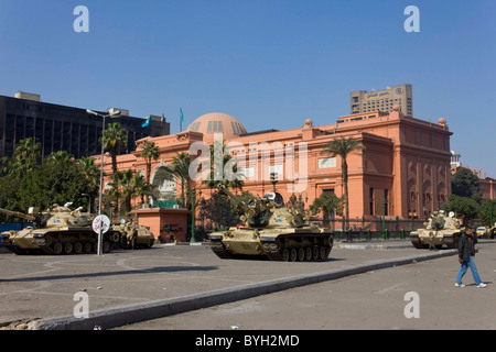 Des tanks de l'armée gardant le Musée égyptien, place Tahrir, Le Caire, Egypte Banque D'Images