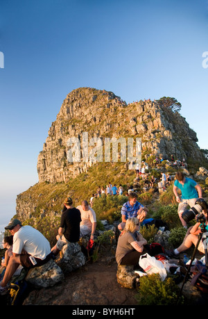 Les randonneurs sur le dessus de la tête des Lions - Cape Town Banque D'Images