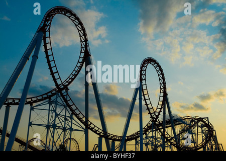Montagnes russes au coucher du soleil. Banque D'Images