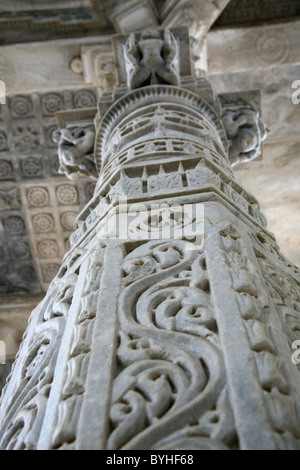 Structure interne montrant au pilier sculpté en Adishwar Chaumukha temple Jain Mandir, Ranakpur, Rajasthan Banque D'Images