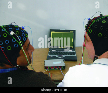 BRAIN COMPUTER LINK Le lien direct entre le cerveau humain et d'un ordinateur, d'un soi-disant électroencéphalogrammes afin Interface (BCI), Banque D'Images