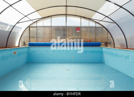 Vide piscine avec toit polycarbonate Banque D'Images