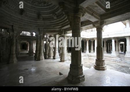 Structure interne montrant des piliers sculptés en marbre à l'Adishwar Chaumukha temple Jain Mandir, Ranakpur, Rajasthan Banque D'Images