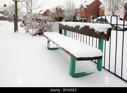 Neige sur green park bench Banque D'Images