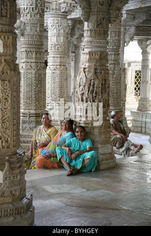 Les femmes pèlerins reposant à Jain en Adishwar Chaumukha Mandir, Ranakpur, Rajasthan Banque D'Images