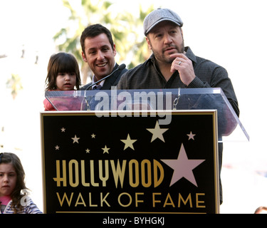 SADIE SANDLER SUNNY SANDLER ADAM SANDLER ADAM SANDLER HENRY WINKLER HONORÉ AVEC UNE ÉTOILE SUR LE Hollywood Walk of Fame HOLLYWO Banque D'Images