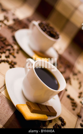 Deux tasses de café sur la table, un deuxième en arrière-plan flou Banque D'Images