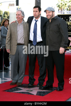 HENRY WINKLER ADAM SANDLER, KEVIN JAMES ADAM SANDLER HONORÉ AVEC UNE ÉTOILE SUR LE Hollywood Walk of Fame HOLLYWOOD LOS ANGELES Banque D'Images