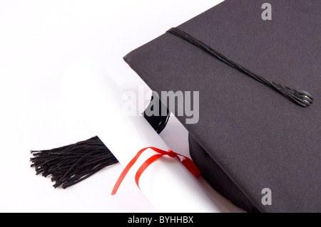 Student hat et diplôme isolated on white Banque D'Images