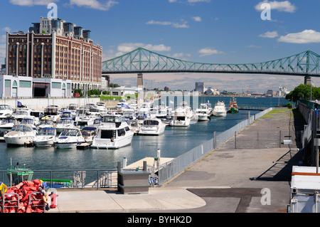 Motor bateaux amarrés à des Quais du Vieux-Port de Montréal Banque D'Images