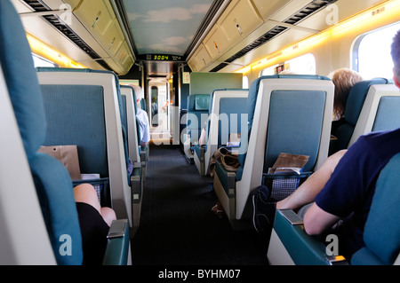 Intérieur d'une voiture de Via Rail sur la ligne de Montréal à Ottawa Banque D'Images