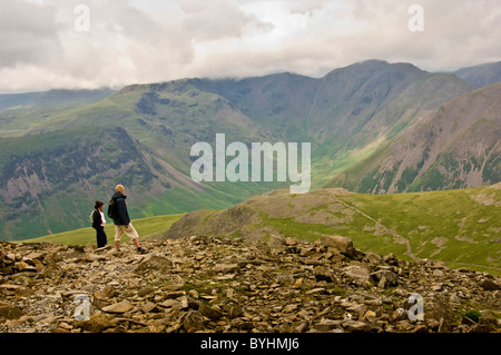 Vue arrière de 2 marcheurs caucasiens adultes sur la route de descente au large de Scafell Pike. Cumbria Banque D'Images