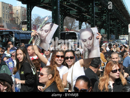 Fans 24,30 Visites de l'AF dans le Bronx pour satisfaire les fans et l'occasion de la sortie de son premier album en espagnol "Como Ama Una Banque D'Images