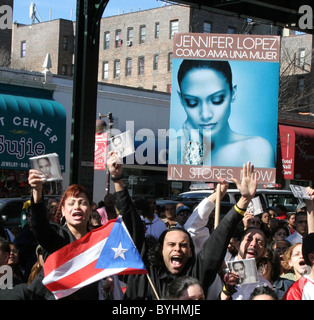 Fans 24,30 Visites de l'AF dans le Bronx pour satisfaire les fans et l'occasion de la sortie de son premier album en espagnol "Como Ama Una Banque D'Images