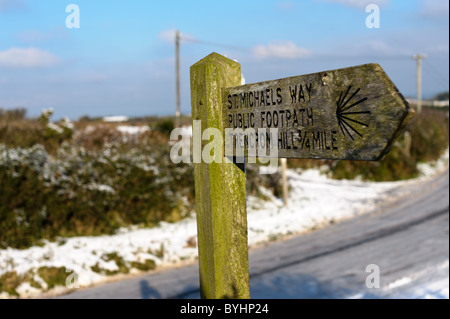 Un signe montrant la façon St Michaels sentier public trail à Cornwall dans un contexte de petites routes enneigées Banque D'Images