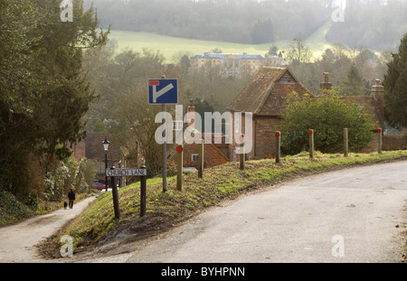 Une vue de Church Lane sur les toits, maisons et maisons de village West Wycombe Buckinghamshire UK Banque D'Images